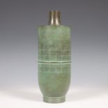 Japan, Hasuda Shugoro (1915-2010), groen gepatineerde cilindervaas,