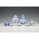 China, twee blauw-wit porseleinen theebussen en twee trekpotjes, 18e eeuw,