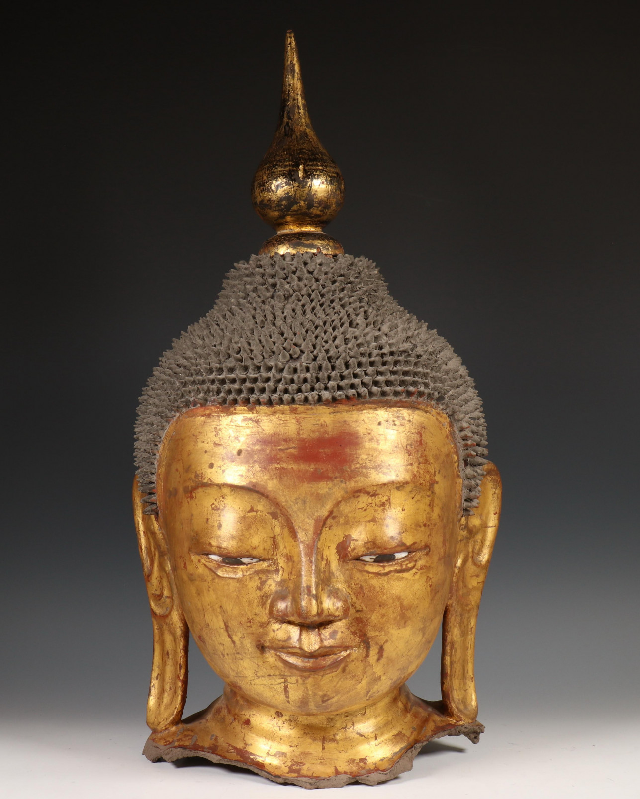 Birma, verguld en gelakt papier-maché hoofd van Boeddha, ca. 1900;