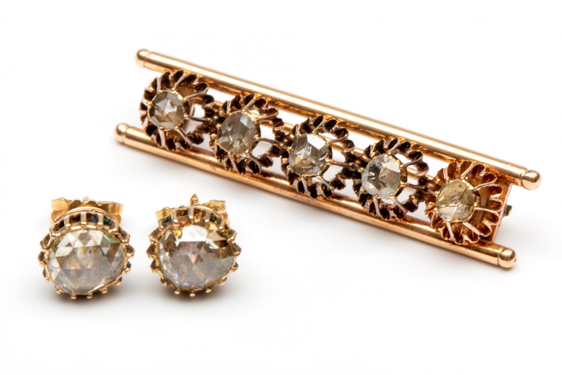 Paar 14krt. gouden oorstekers en een roségouden staafbroche, 19e eeuw. - Image 2 of 2