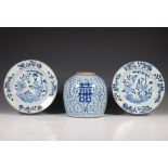 China, paar blauw-wit porseleinen borden, Qianlong en gemberpot, 19e eeuw,