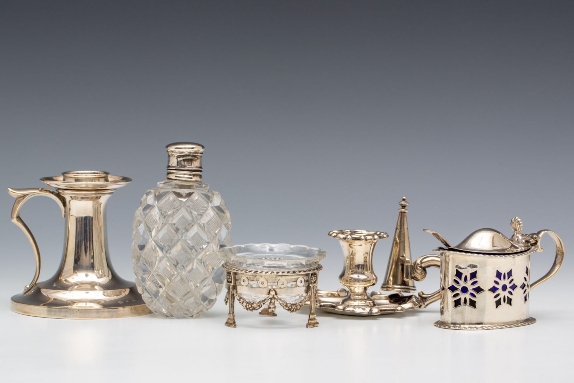 Engeland, blaker en mosterdpotje, Nederland, blaker zoutvaatje en kristallen zakflacon, 19e eeuw,