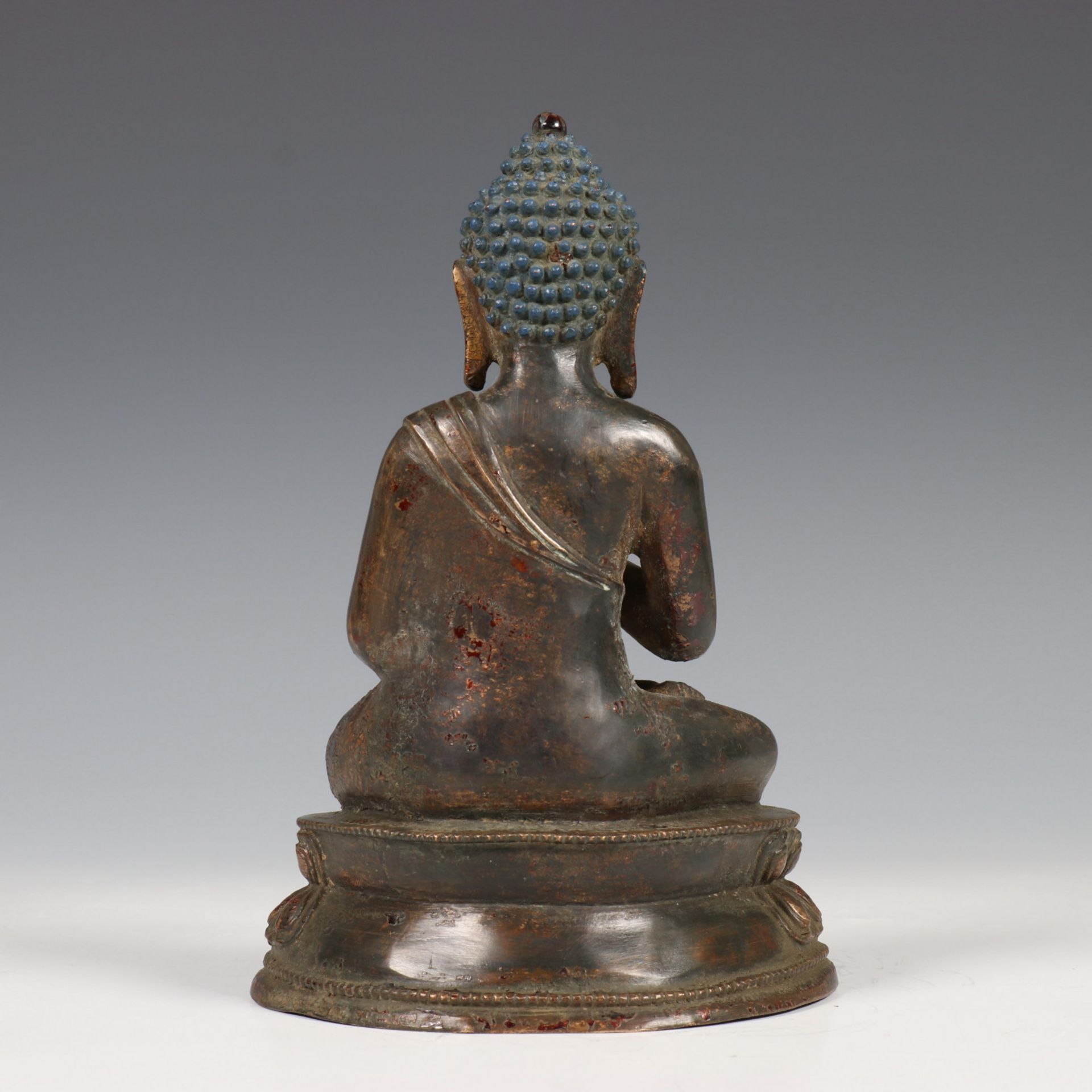 China, een bronzen figuur van Boeddha, Ming-dynastie, - Image 5 of 5