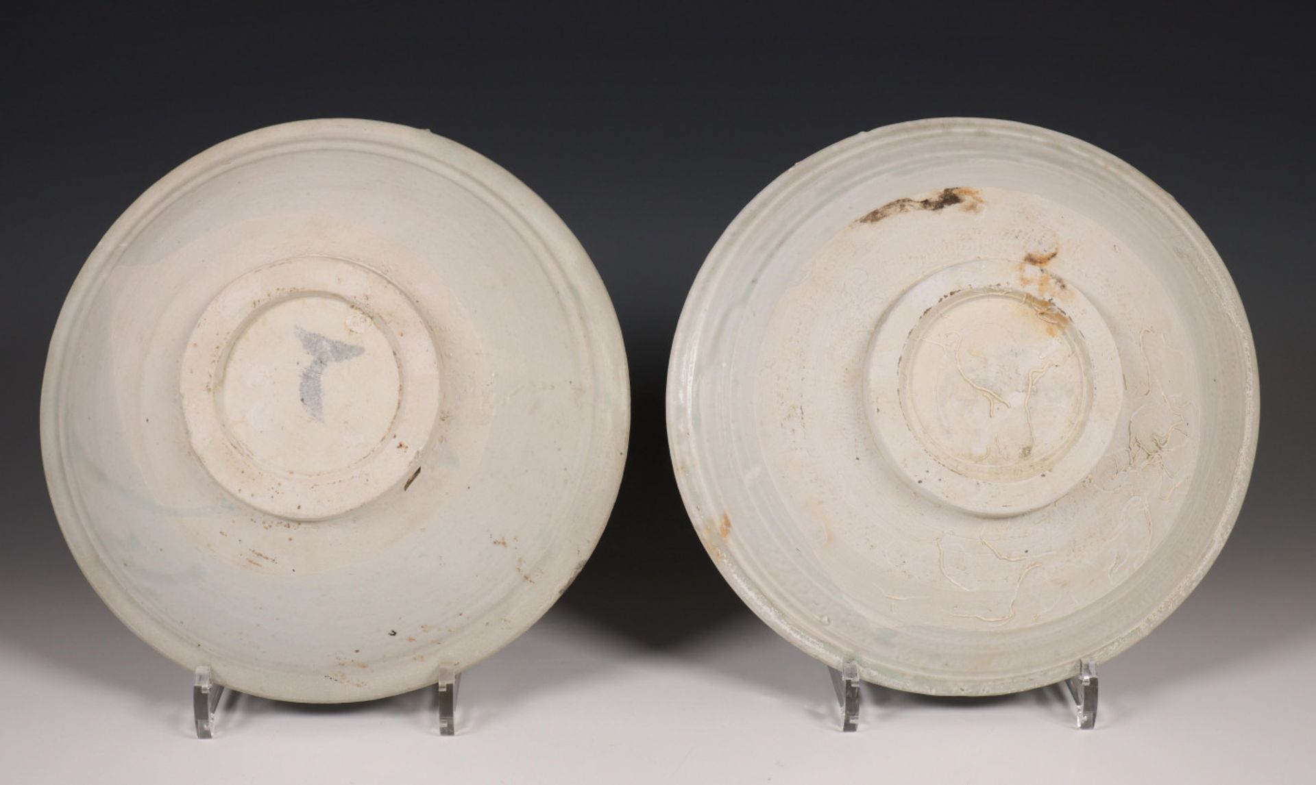 China, twee grijs-wit geglazuurde porseleinen schalen, Noordelijke Song dynastie, 10e-12e eeuw, - Bild 4 aus 4
