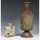 Tibet, koperen siervaas en lakwerk dekseldoos en Perzische fles, 20ste eeuw.
