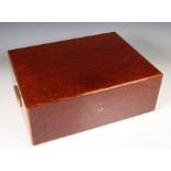 Notenhouten humidor voorzien van diverse sigaren, Cigar Master;