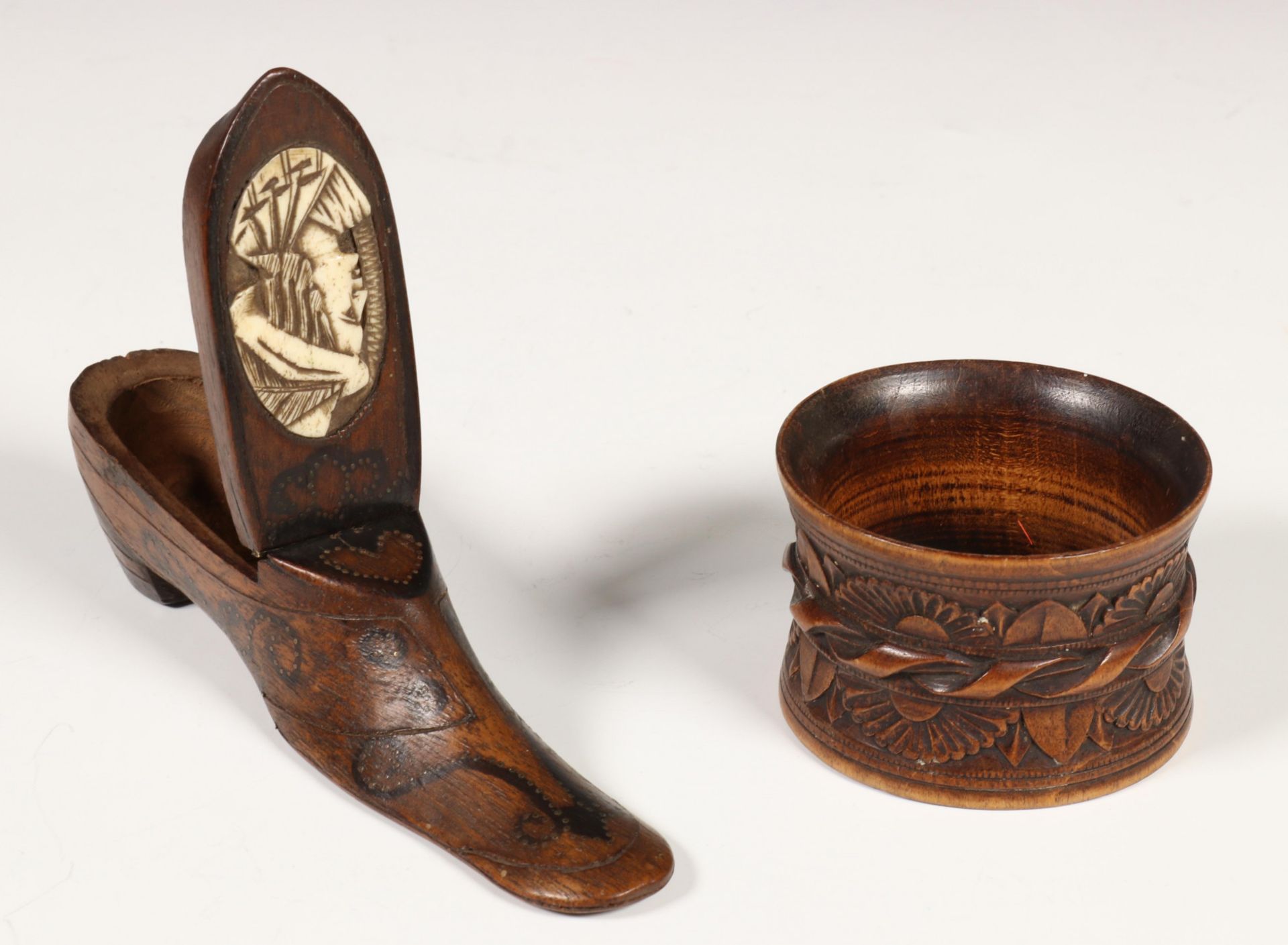 Houten schoenvormig snuifdoosje en houten servetring, ca. 1900.