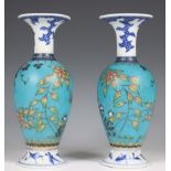 Japan, paar blauw-wit porseleinen trompetvazen, Meiji periode,