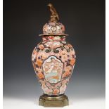 Japan, kapitale kantige Imari dekselvaas, 18e eeuw, Edo periode,