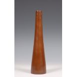 Japan, Hara Naoki (1908-1994), bruin gepatineerde tuitvormige vaas,