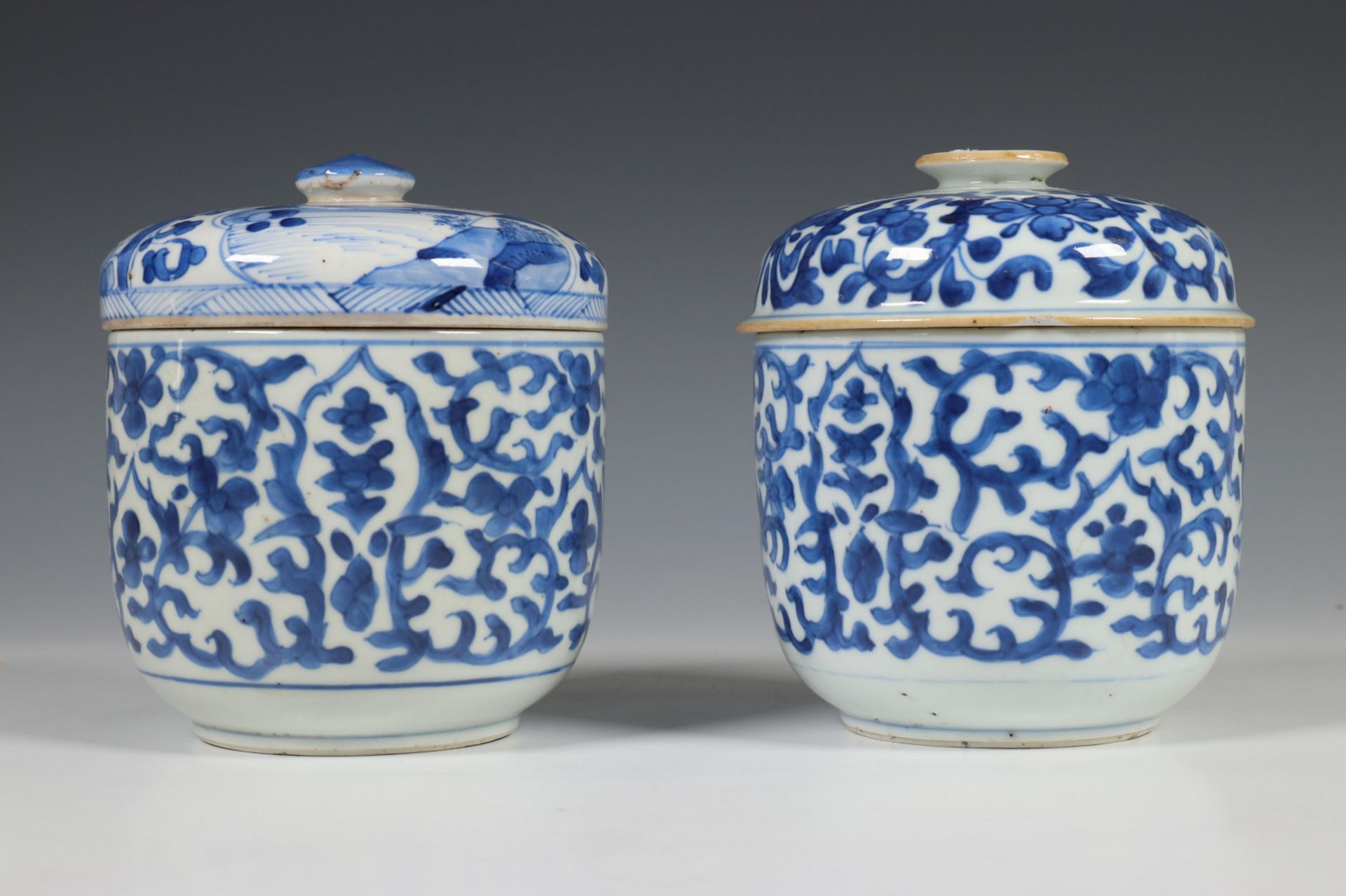 China, een paar blauw-wit porseleinen dekselkommen, 18e eeuw, - Bild 5 aus 9