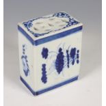 China, blauw wit porseleinen neksteun, 19e eeuw,