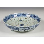 China, een blauw-wit porseleinen fruittest en een set van drie bordjes, ca. 1800,