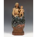 Zuid-Europa, polychroom beschilderd houten sculptuur van Maria met kind, 18e eeuw;