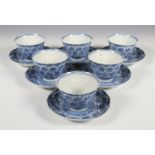 China, een set van zeven blauw-wit porseleinen koppen en schotels, Kangxi,