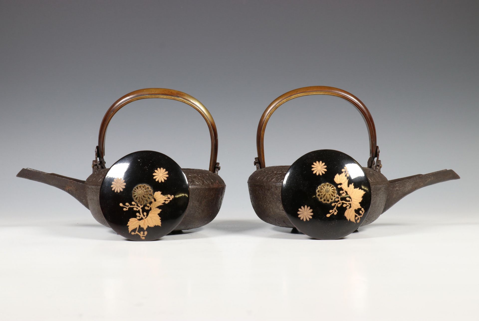 Japan, een paar gegoten ijzeren sake-ketels met lakwerk deksels en bronzen handvatten, Edo periode, - Bild 2 aus 5