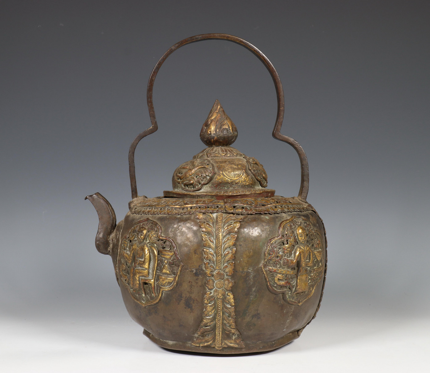 Tibet, een bronzen ketel, ca. 1900,