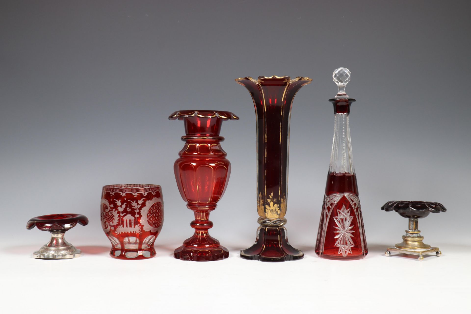 Bohemen, divers rood kritallen en geslepen glaswerk, 19e eeuw,