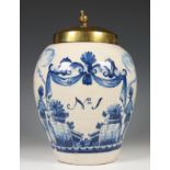 Delft, een blauw-wit aardewerken tabakspot, De Vergulde Blompot, laat 18e eeuw,