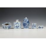 China, een collectie blauw-wit porselein, 18e eeuw,