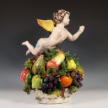 Majolica fruitmand en putto