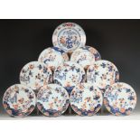 China, een collectie Imari porseleinen borden, 18e eeuw,