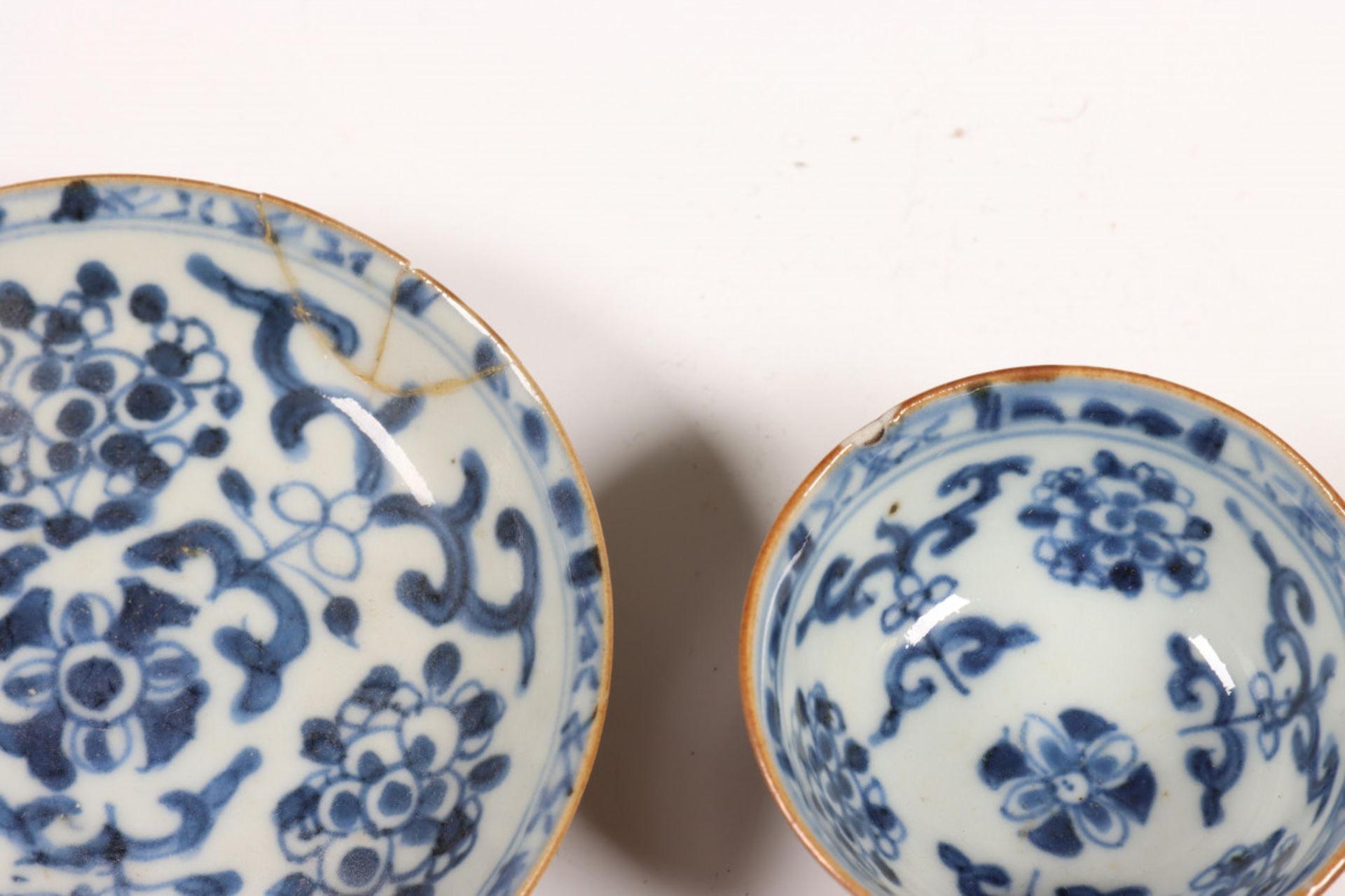 China, een set van vijf blauw-wit en café-au-lait geglazuurde koppen en schotels, 18e eeuw, - Bild 4 aus 4