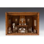 Collectie miniaturen met hangvitrine in vorm van woonkamer met schouw, 20e eeuw,