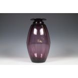 W. J. Rozendaal (1899-1971), paars glazen vaas, ontwerp ca. 1930;