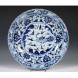 China, blauw wit porseleinen schotel in Ming stijl, 19e eeuw,