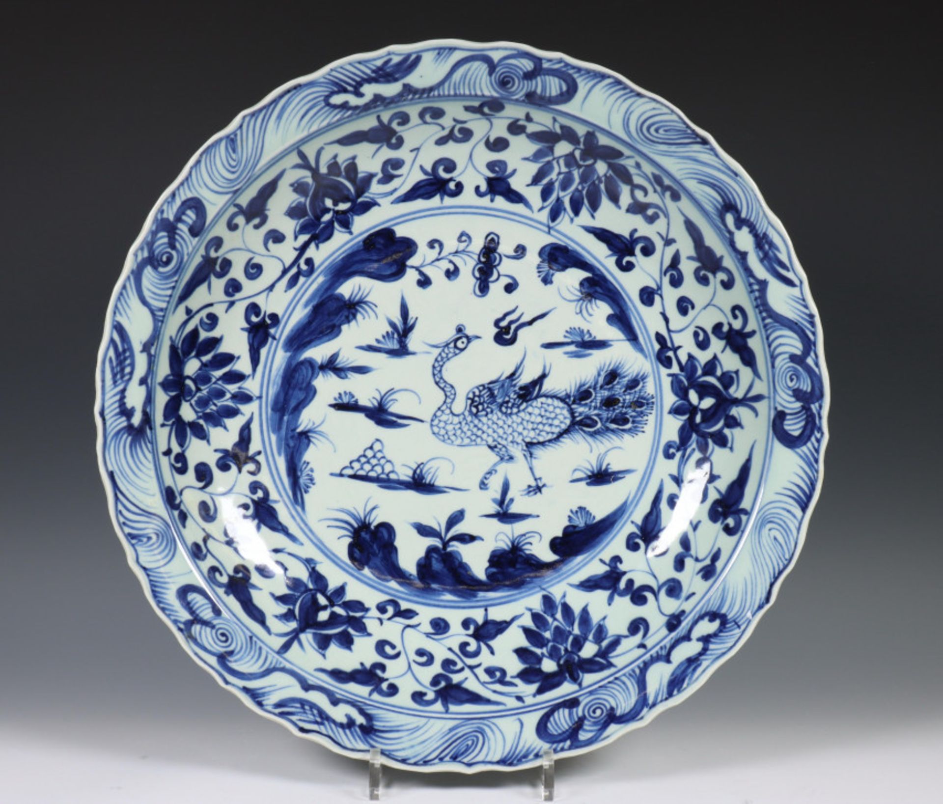 China, blauw wit porseleinen schotel in Ming stijl, 19e eeuw,