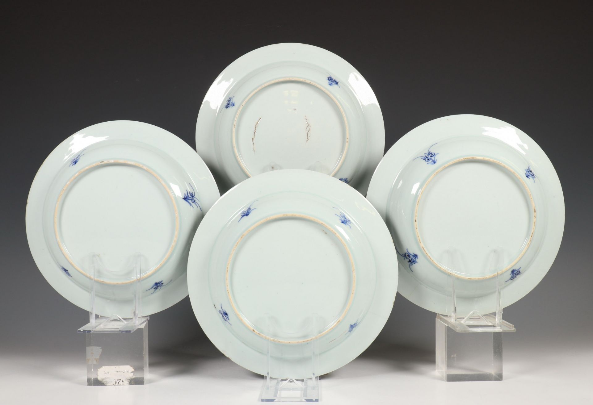 China, een set van vier blauw-wit porseleinen diepe borden, Qianlong, - Image 5 of 9