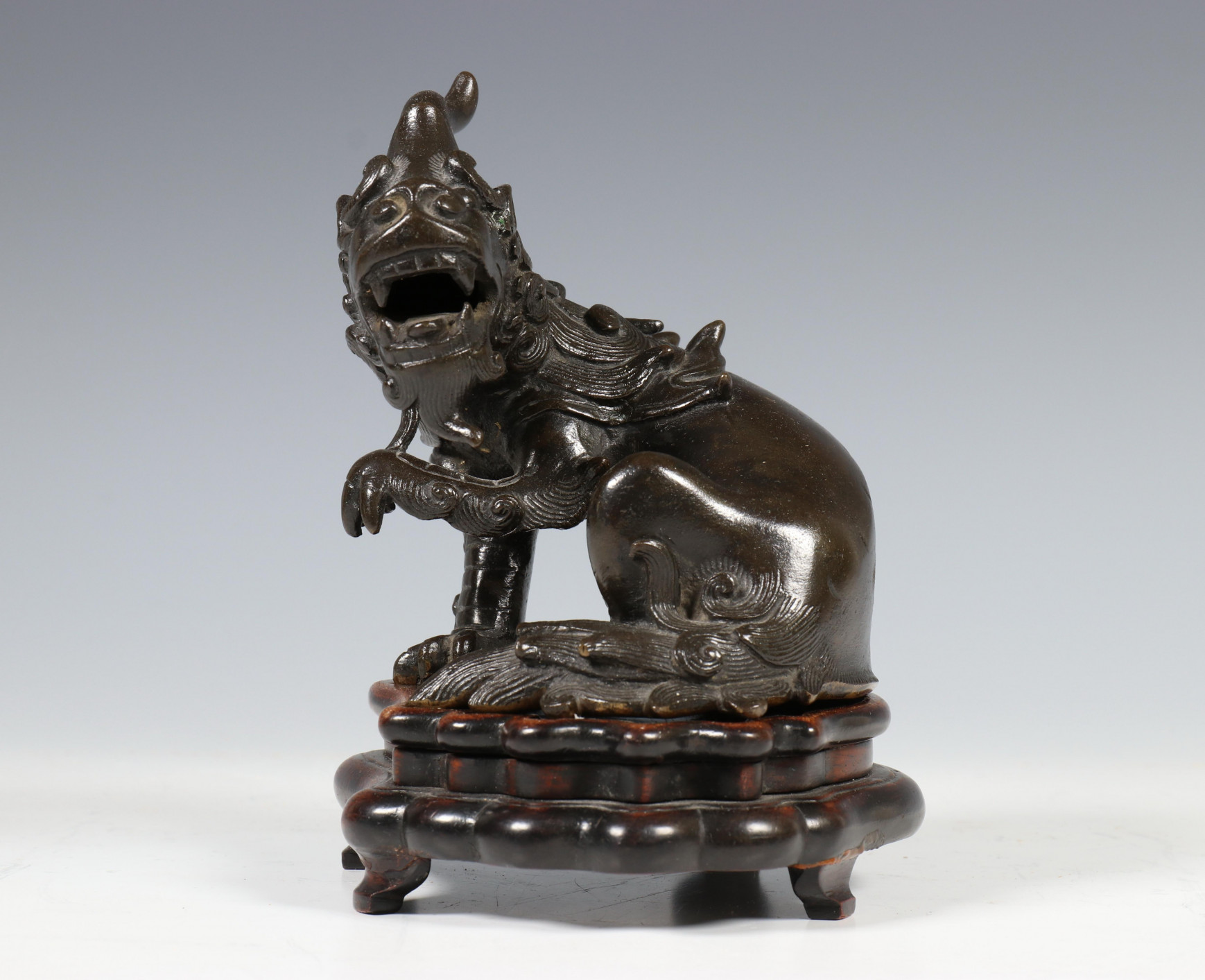 China, een bronzen beeld van een mythologisch dier, bixie, 18e/19e eeuw, - Image 4 of 6