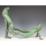 Ronald Tolman (1948), groen gepatineerd bronzen sculptuur, 'Balans'.