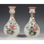 China, paar famille rose knobbelvazen, Qianlong, vroeg 18e eeuw,