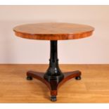 Engeland, noten- en mahoniehouten ronde tafel, 19e eeuw,