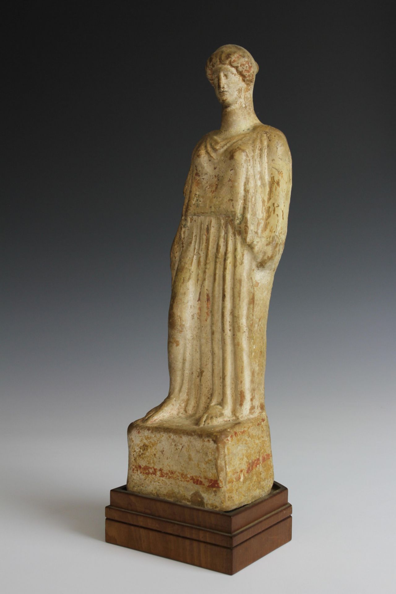 Greek terracotta standing female figure, Boetia, 5th century BC., - Bild 6 aus 7