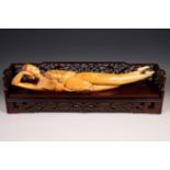 China, gestoken ivoren sculptuur van liggende vrouw (doctor's lady), eind 19e eeuw,