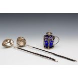 Paar diverse bowllepels, 18e/19e eeuw en mosterdpot, Louis XV stijl,