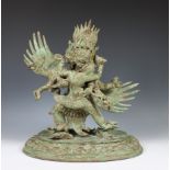 Tibet, groen gepatineerd bronzen sculptuur van Mahakala met consort, 20st eeuw