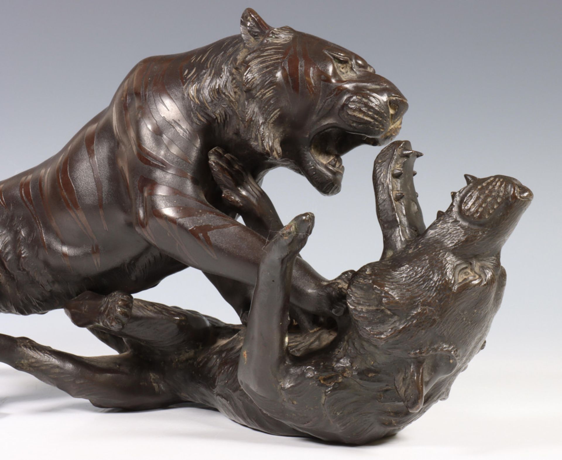Japan, een bronzen beeld van vechtende tijger en wolf, Meiji periode, - Bild 5 aus 6