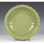 China, een celadon geschulpte schaal, Ming-dynastie,