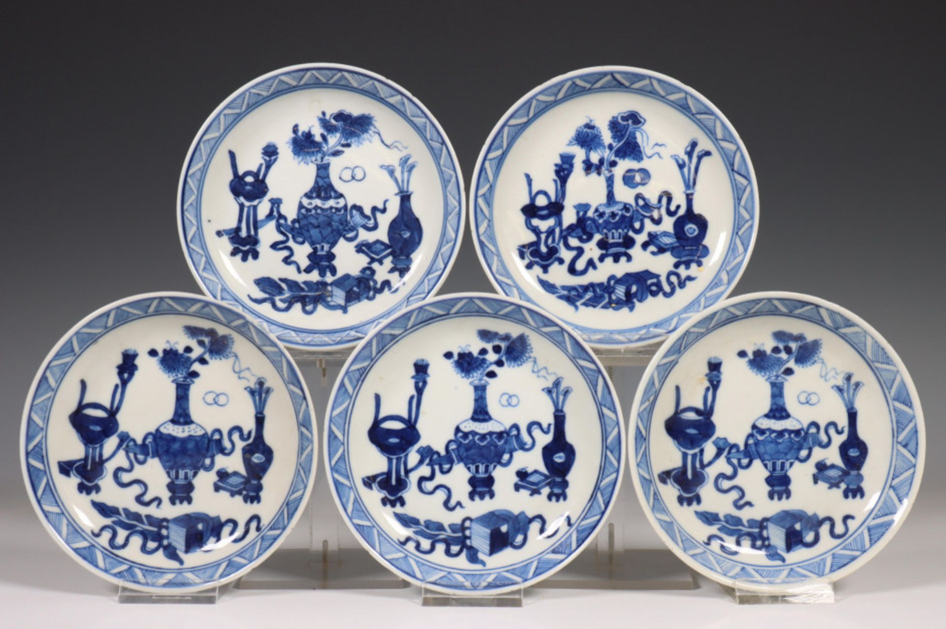 China, een set van zeven blauw-wit porseleinen kopjes en vijf schoteltjes, Kangxi, - Image 6 of 9