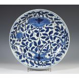 China, een blauw-wit porseleinen bord, ca. 1900,