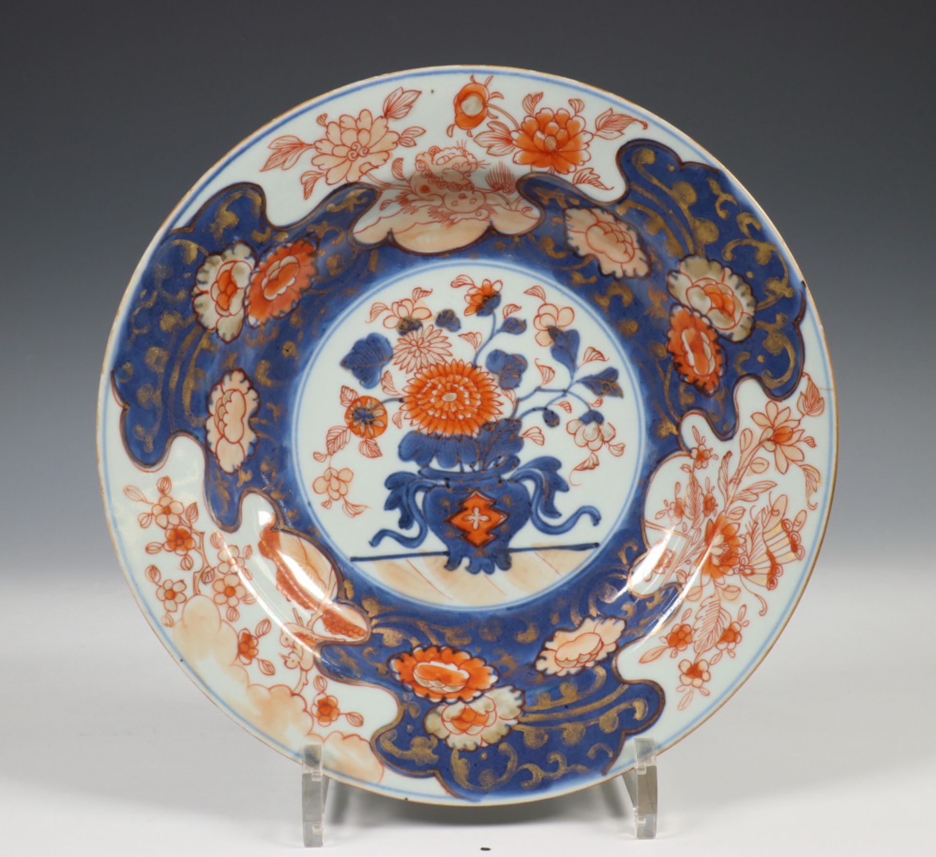 China, een set van zes Imari porseleinen borden, 18e eeuw, - Image 13 of 20