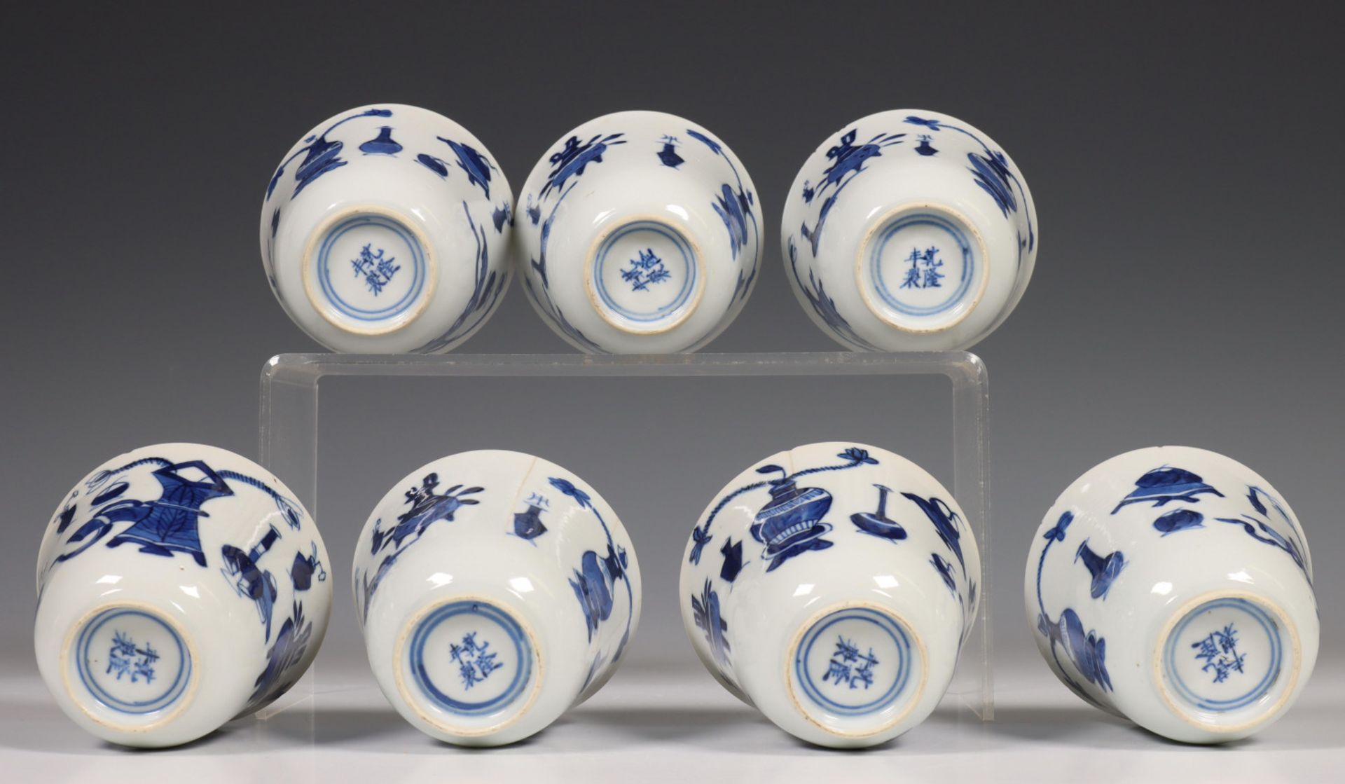 China, een set van zeven blauw-wit porseleinen kopjes en vijf schoteltjes, Kangxi, - Image 4 of 9