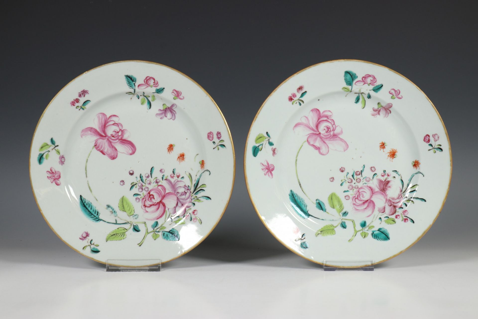 China, een paar famille rose porseleinen borden, ca. 1800,
