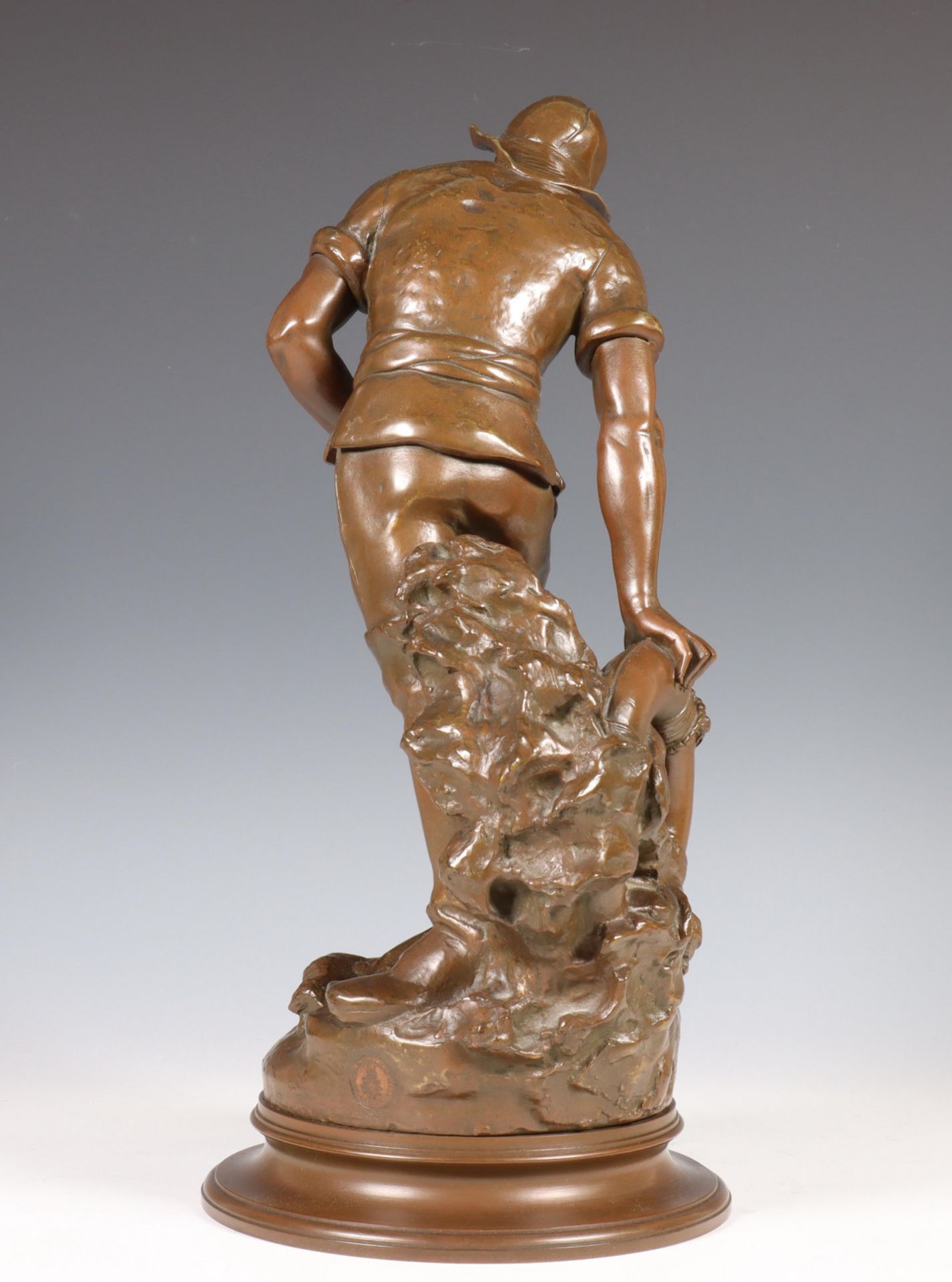 Frankrijk, bruin gepatineerd bronzen sculptuur van een visser, ges. Albert Froger, 19e eeuw; - Image 5 of 5