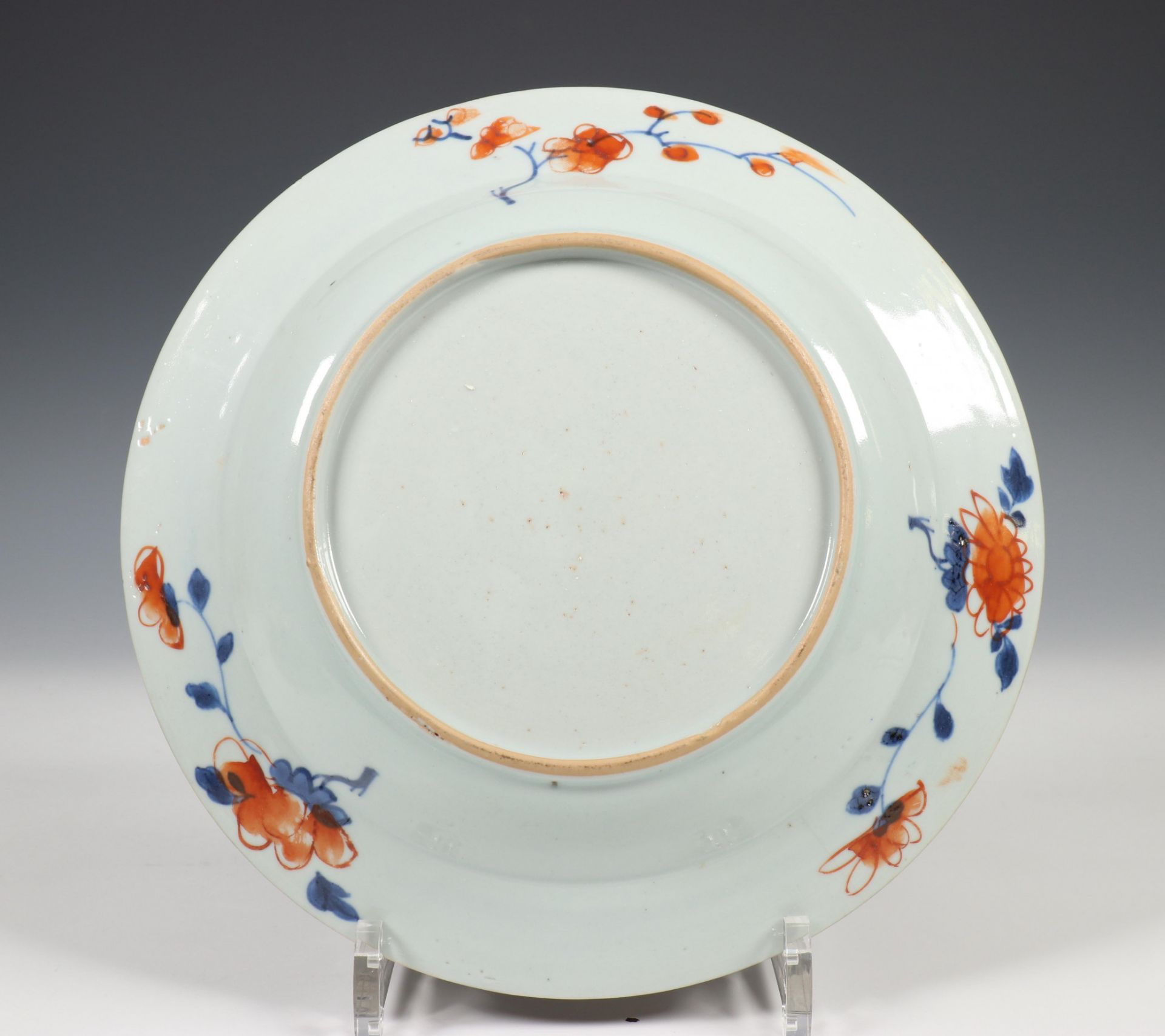 China, een set van zes Imari porseleinen borden, 18e eeuw, - Image 18 of 20