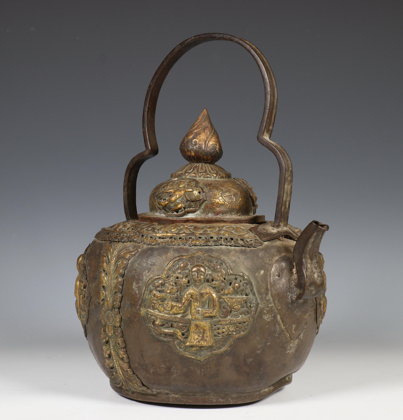 Tibet, een bronzen ketel, ca. 1900, - Image 2 of 7